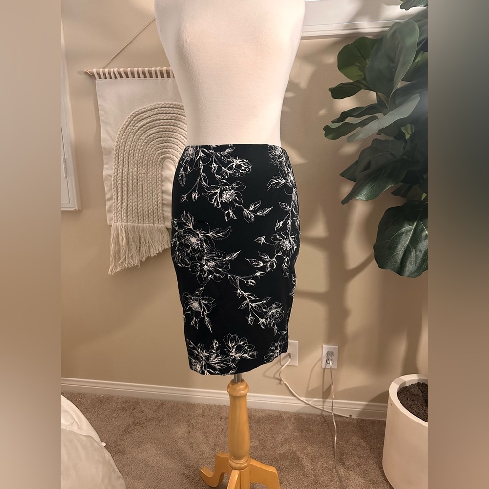 White House Black Market Black and White Floral Pencil Skirt size 2